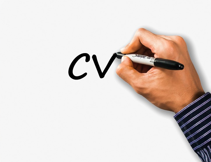 Data urodzenia w CV – podawać czy nie?